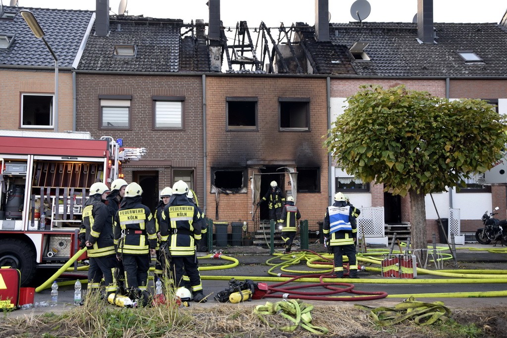 Feuer 2 Vollbrand Reihenhaus Roggendorf Berrischstr P071.JPG - Miklos Laubert